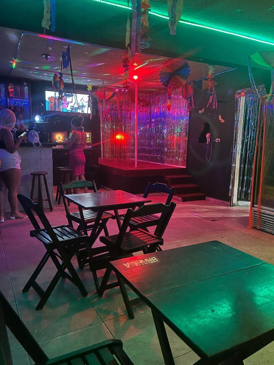 Ambiente preparado com palco, mesas e iluminacao em tons premium